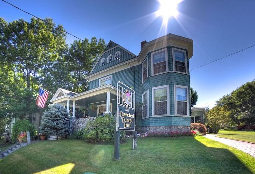 فندق The Jeweled Turret Inn