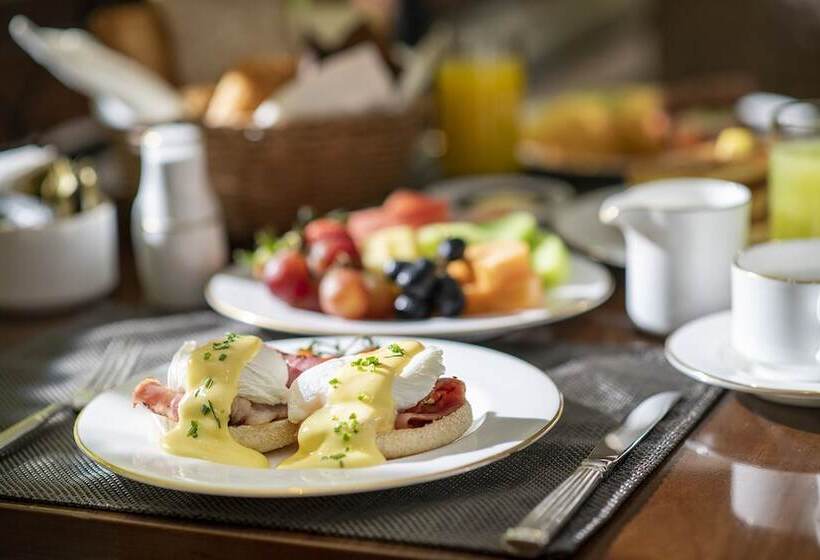 Отель The Ritzcarlton Abu Dhabi  Grand Canal