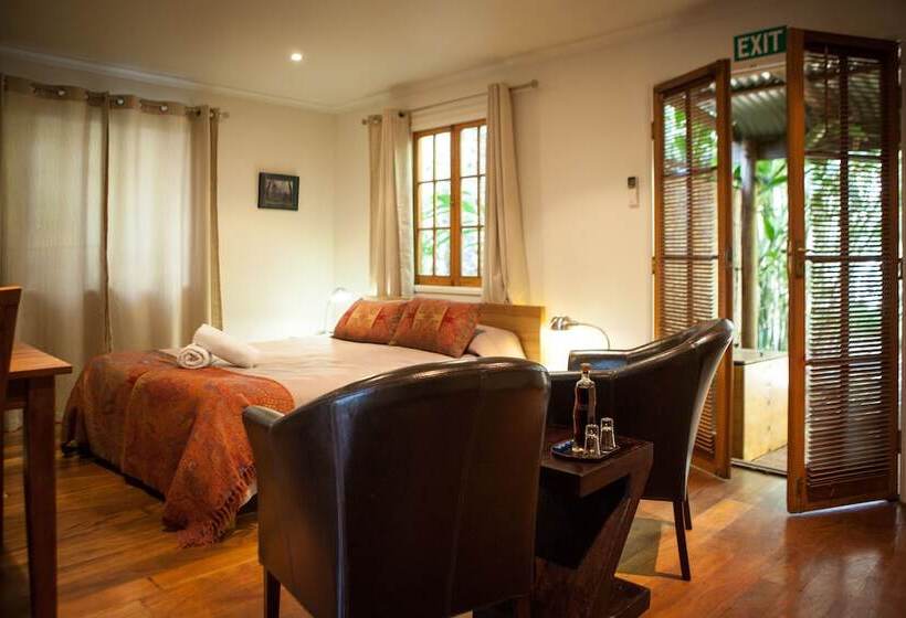 فندق Witches Falls Cottages