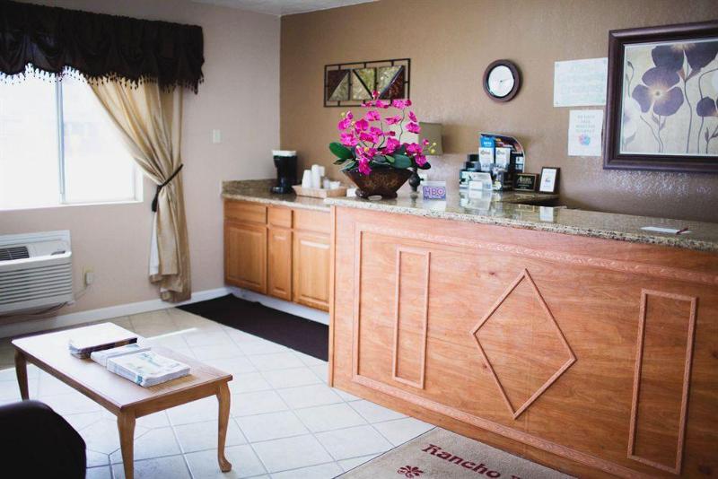 فندق على الطريق Vino Inn & Suites