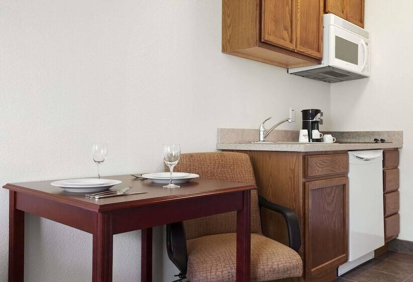 Days Inn & Suites By Wyndham Columbus Ne
