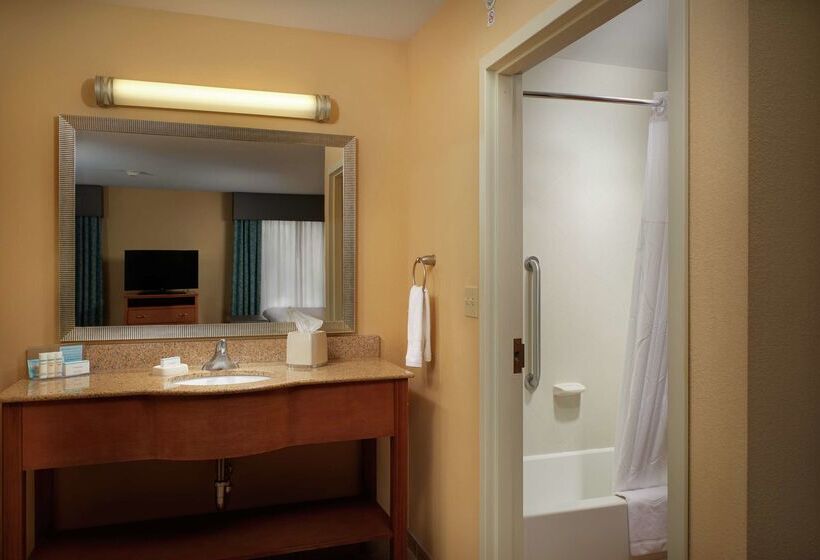 Hampton Inn & Suites Canton
