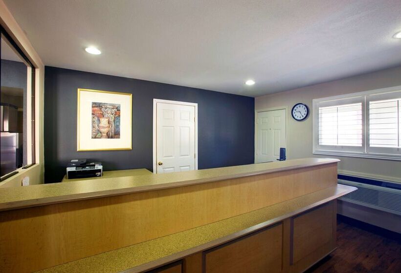 בית מלון כפרי Americas Best Value Inn Midland