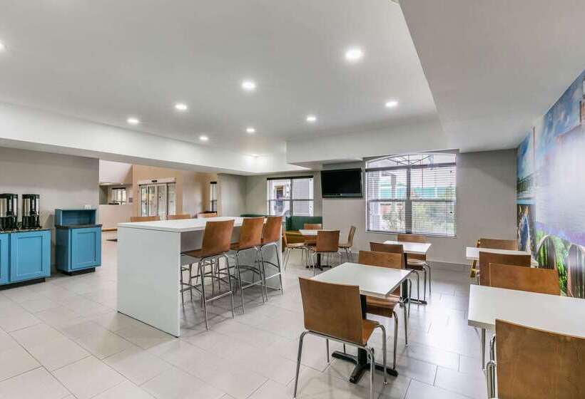 ホテル Clarion Pointe Columbusbradley Park