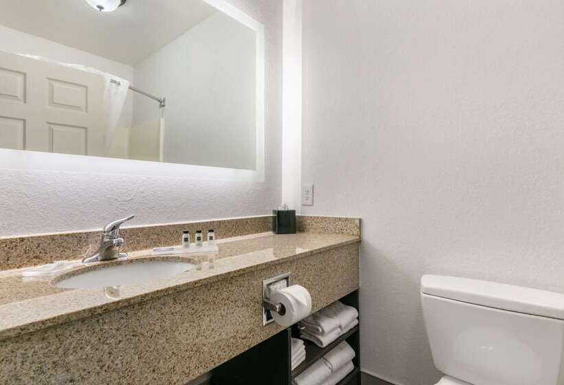 هتل Clarion Pointe Columbusbradley Park