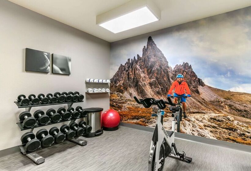 ホテル Clarion Pointe Columbusbradley Park