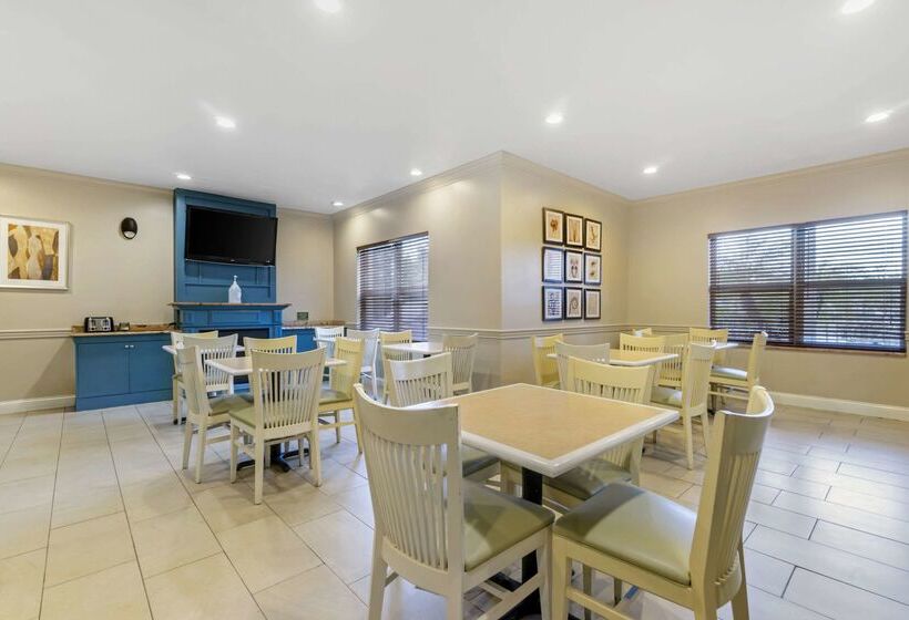 Отель Country Inn & Suites By Radisson, Tampa Airport North, Fl