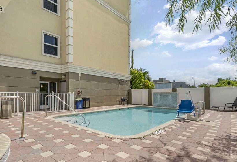 Отель Country Inn & Suites By Radisson, Tampa Airport North, Fl