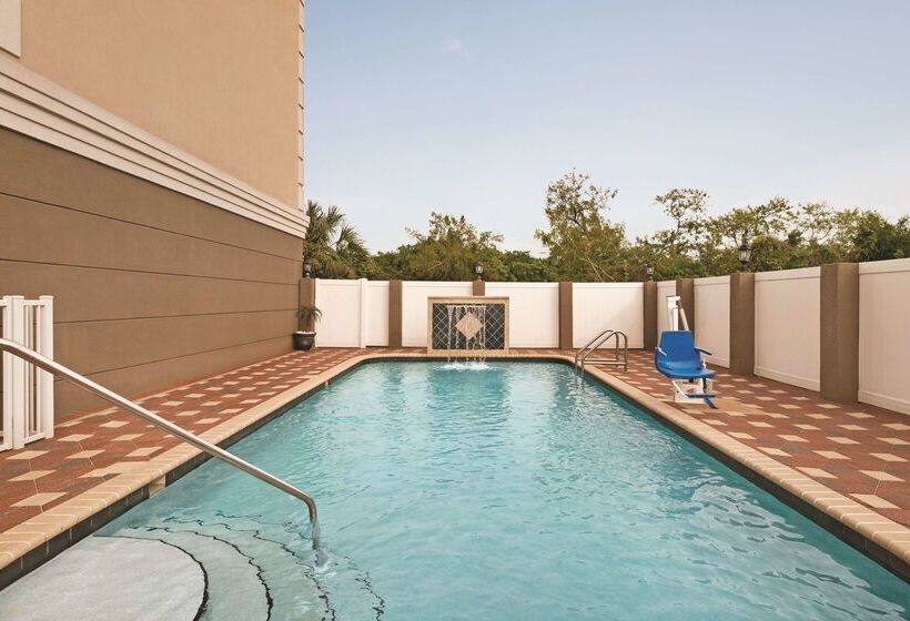 فندق Country Inn & Suites By Radisson, Tampa Airport North, Fl