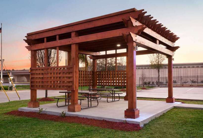 Отель Days Inn & Suites By Wyndham Conroe North