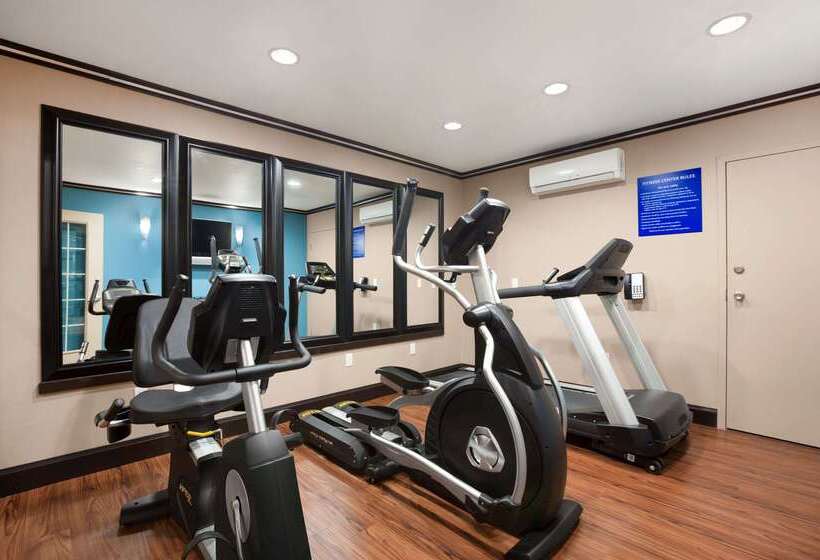 هتل Days Inn & Suites By Wyndham Conroe North