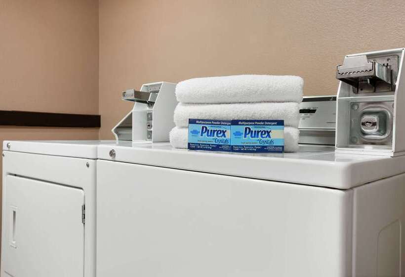 Отель Days Inn & Suites By Wyndham Conroe North