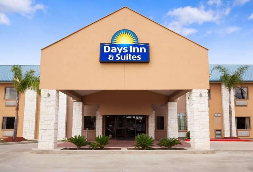 Отель Days Inn & Suites By Wyndham Conroe North
