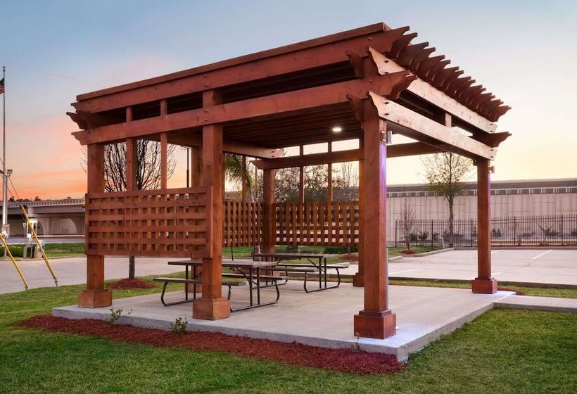 Отель Days Inn & Suites By Wyndham Conroe North