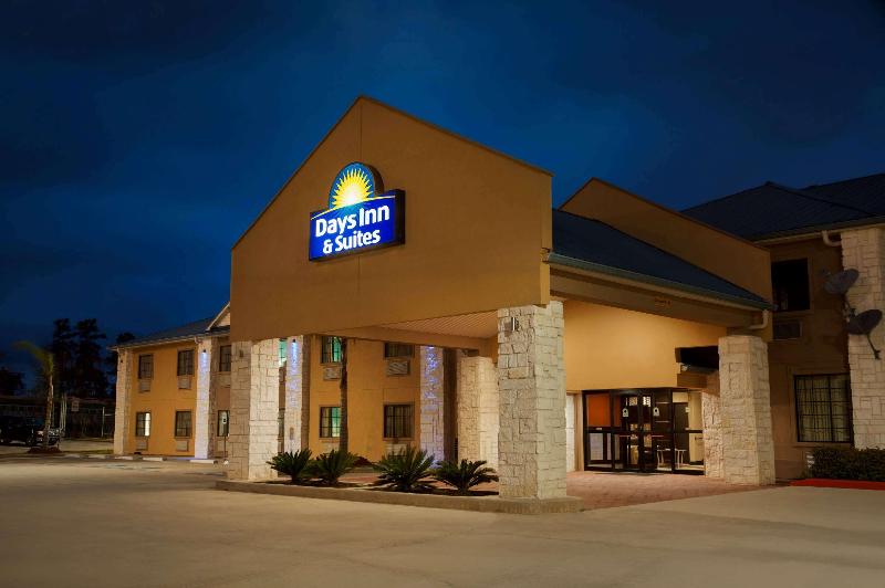 Отель Days Inn & Suites By Wyndham Conroe North