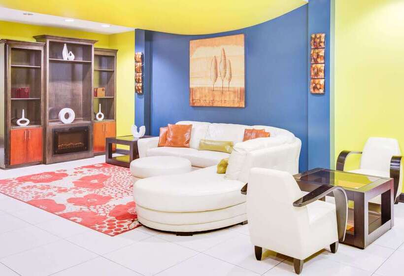 فندق Days Inn & Suites By Wyndham Russellville