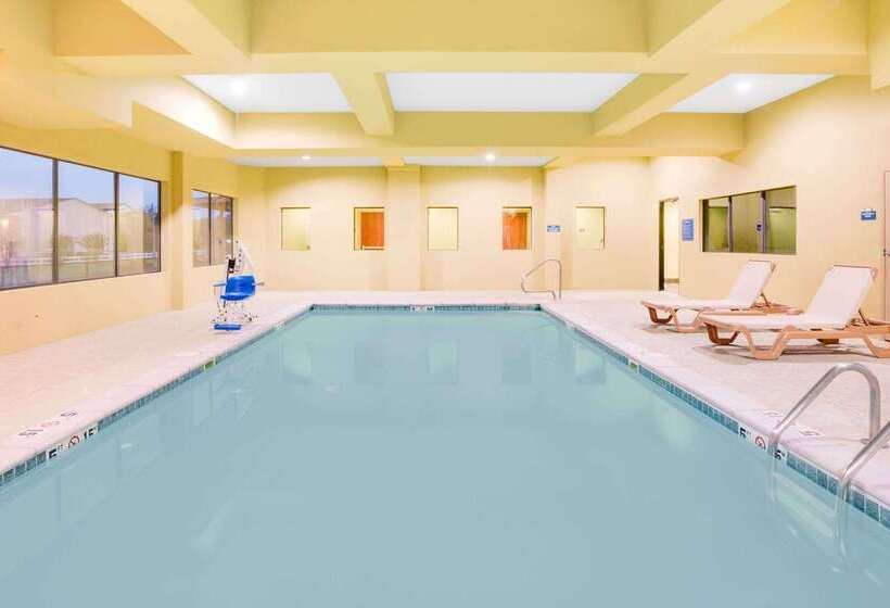 فندق Days Inn & Suites By Wyndham Russellville