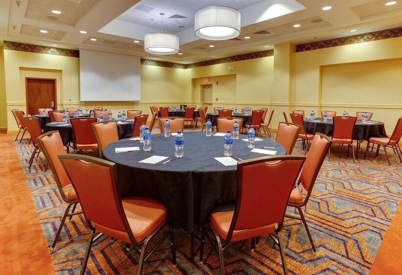 בית מלון כפרי Drury Inn & Suites West Des Moines