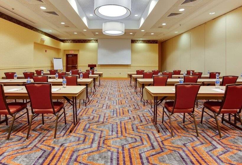 בית מלון כפרי Drury Inn & Suites West Des Moines