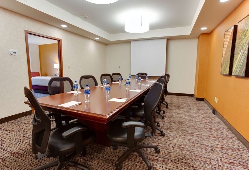 בית מלון כפרי Drury Inn & Suites West Des Moines