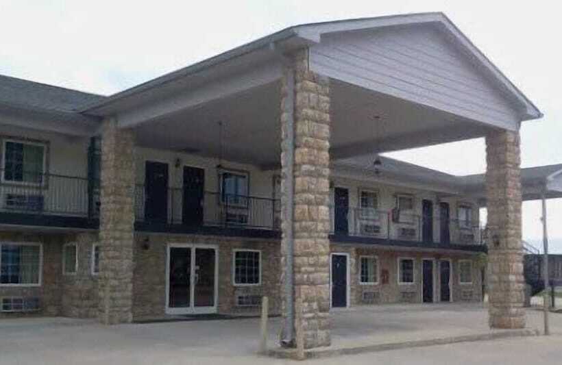 فندق Econo Lodge Inn & Suites