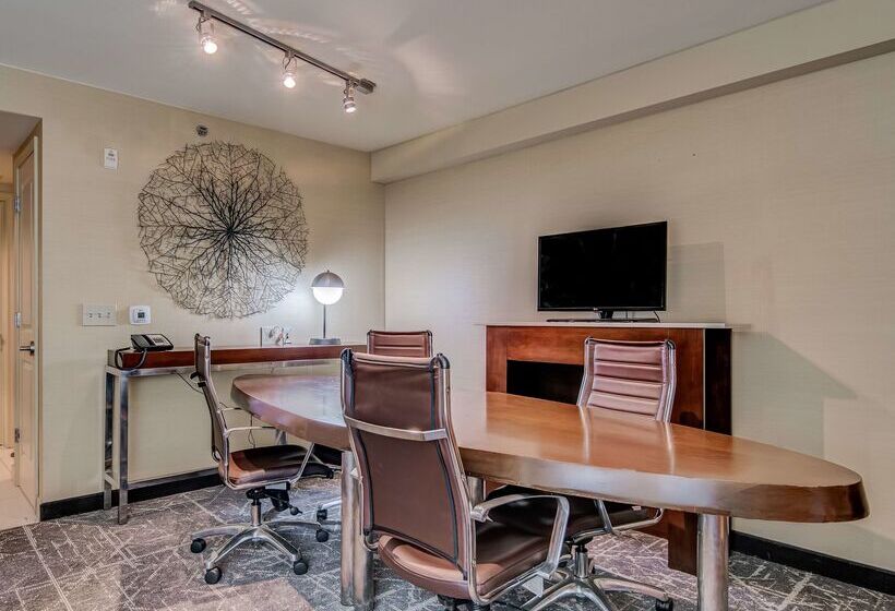 Отель Embassy Suites Atlanta Kennesaw Town Center