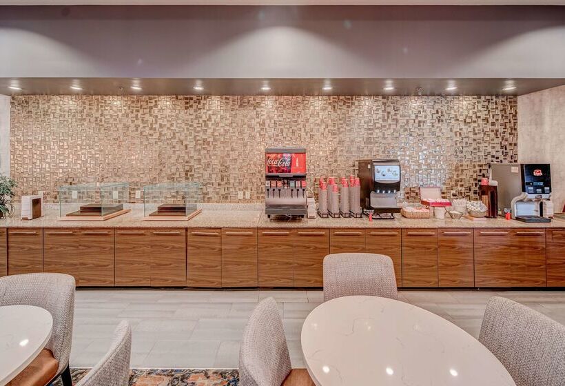 Отель Embassy Suites Atlanta Kennesaw Town Center