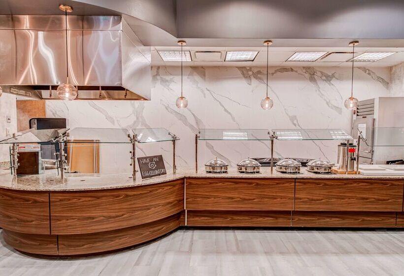 Отель Embassy Suites Atlanta Kennesaw Town Center