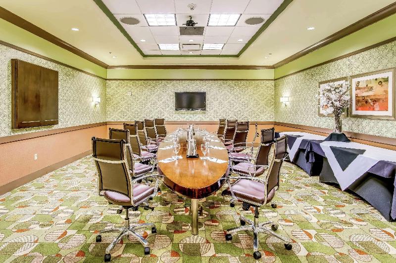 Отель Embassy Suites Atlanta Kennesaw Town Center