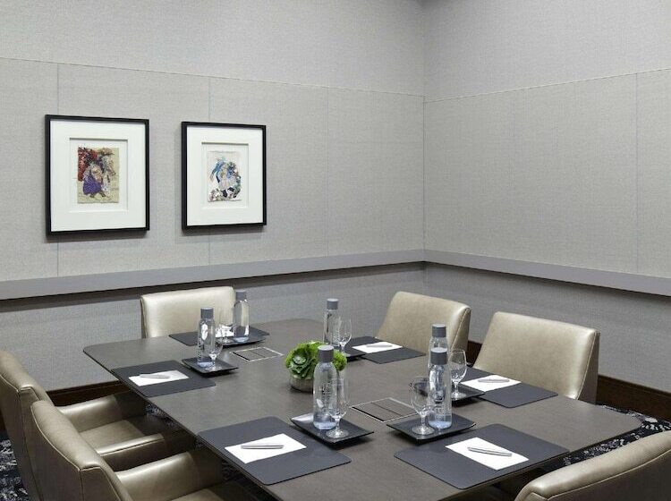 בית מלון כפרי Hilton Columbus Downtown