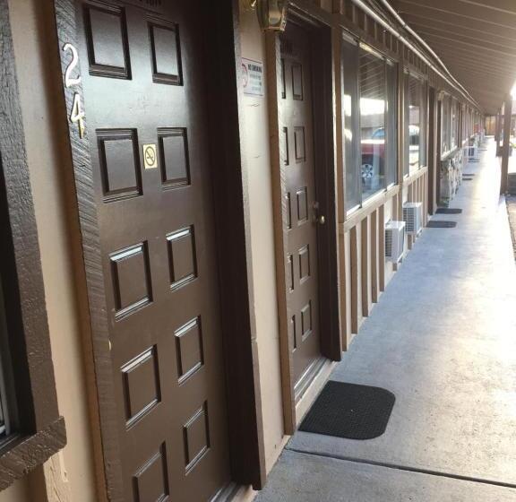 Отель Holiday Lodge