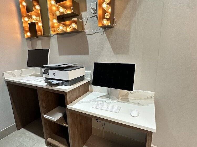 فندق La Quinta Inn & Suites By Wyndham Decatur