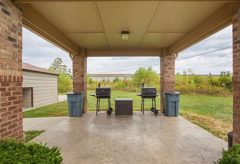 فندق Suburban Studios Clarksvillelouisville North