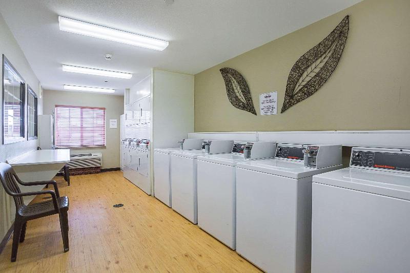 فندق Suburban Studios Clarksvillelouisville North