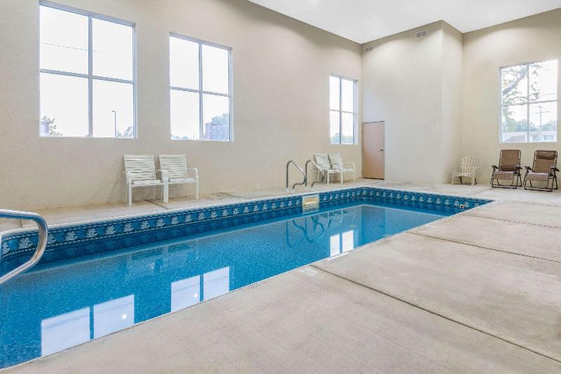 هتل Super 8 By Wyndham Salina