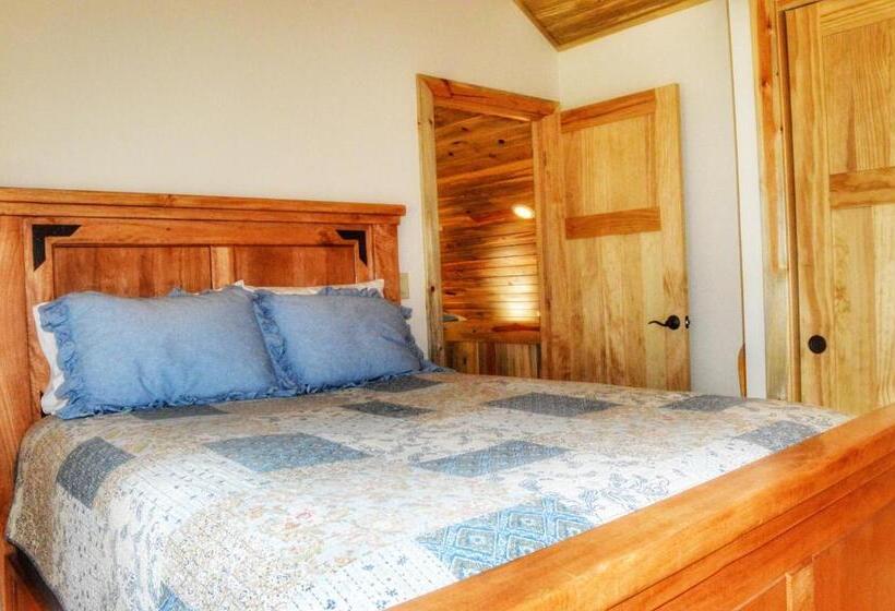 Отель The Inn On Fall River & Fall River Cabins