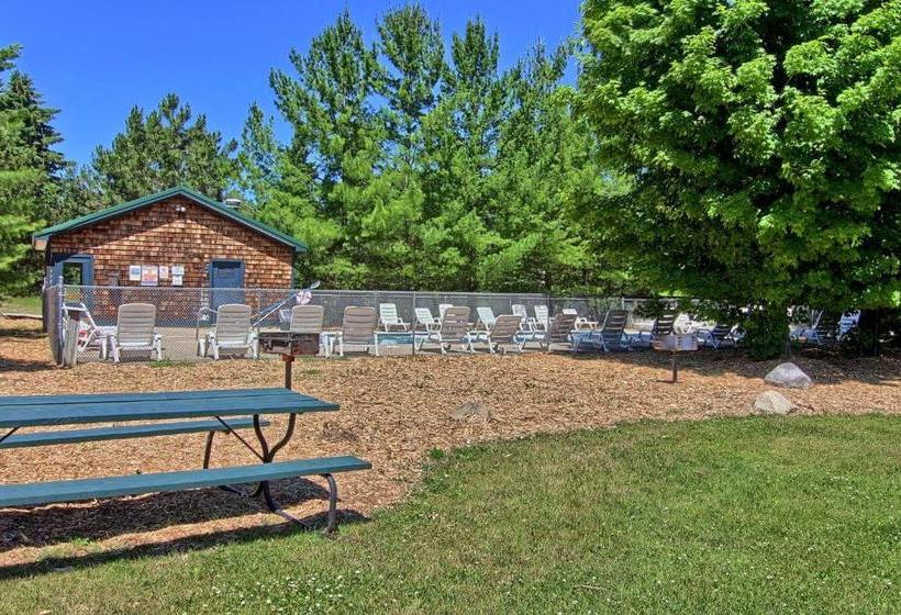 בית מלון כפרי The Legend Cottage Inn