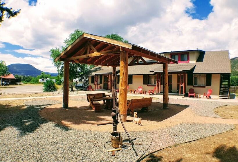 فندق The Spruce Lodge