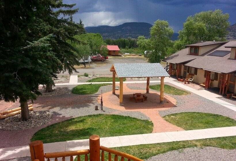 فندق The Spruce Lodge