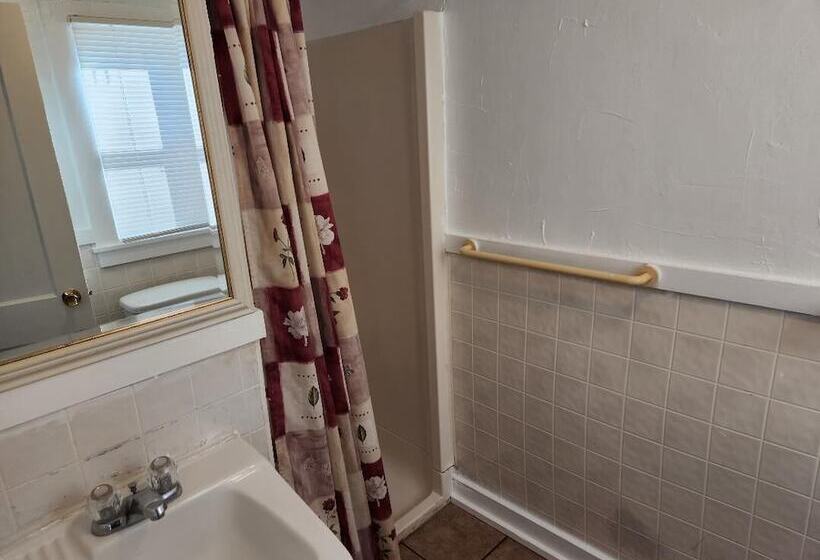 Jonathan Edwards Motel