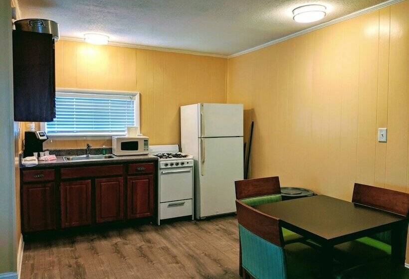 فندق على الطريق Colonial Inn