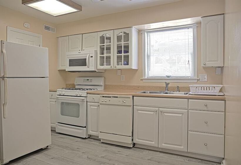 فندق على الطريق Colonial Inn