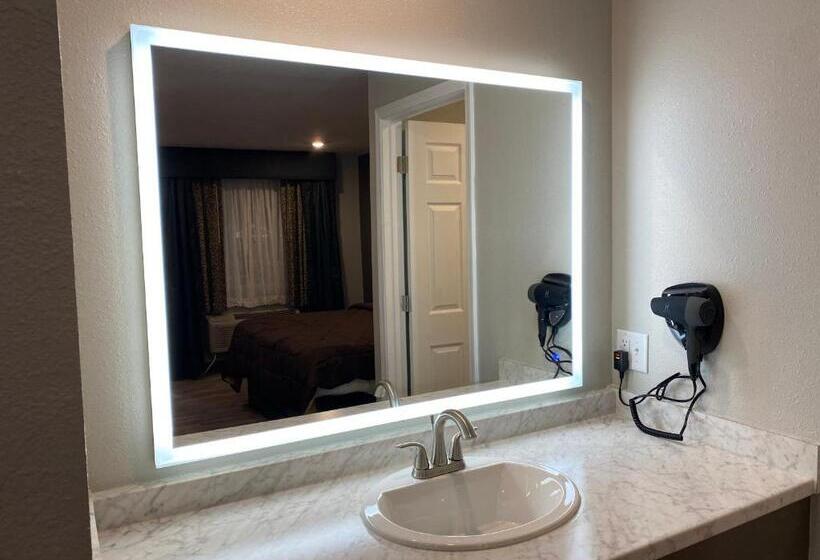 فندق على الطريق Ozark Inn & Suites