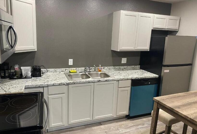 فندق على الطريق Ozark Inn & Suites