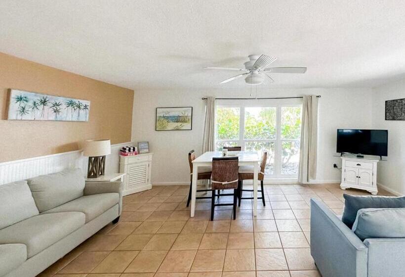 منتجع The Pearl Beach Inn