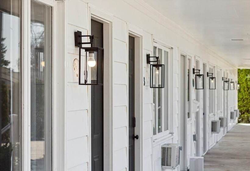 فندق Bay Inn Of Petoskey