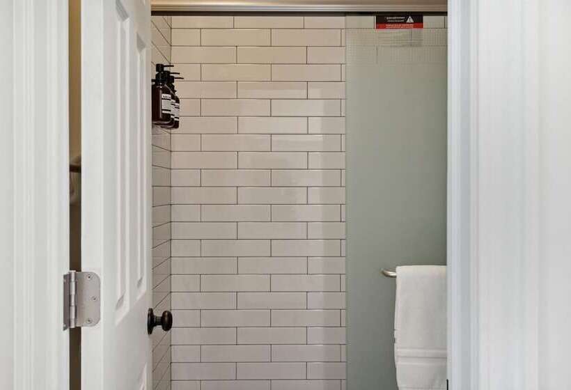 فندق Bay Inn Of Petoskey