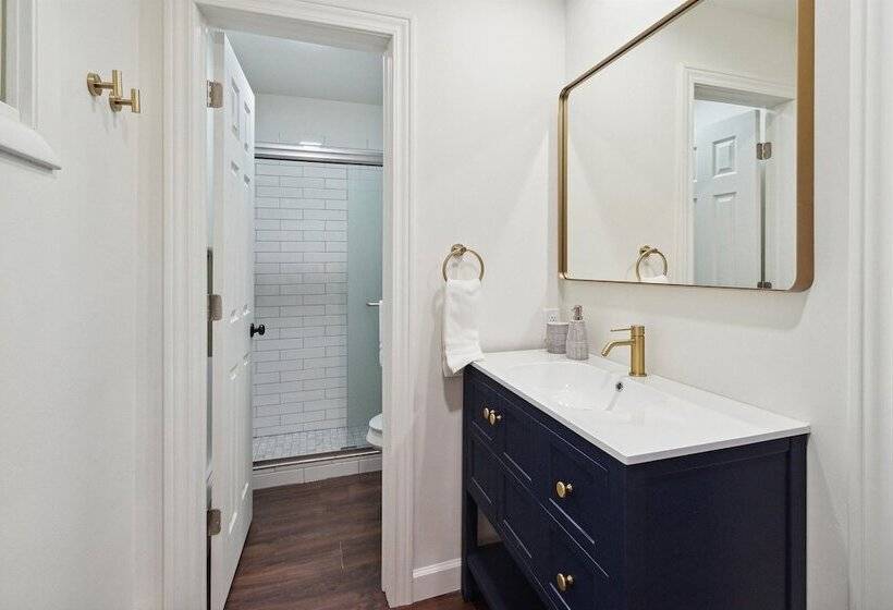 فندق Bay Inn Of Petoskey