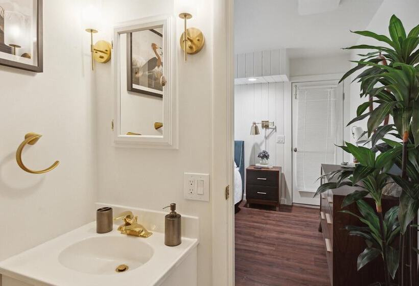 فندق Bay Inn Of Petoskey