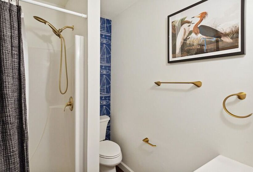 فندق Bay Inn Of Petoskey